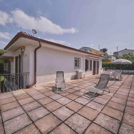 Mit Seeblick Und Privatem Garten By Interhome Casa vacanze
