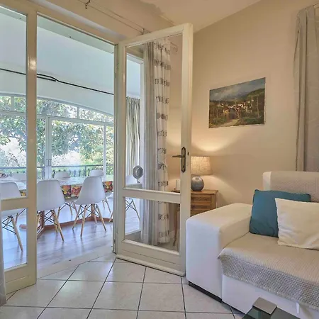 Mit Seeblick Und Privatem Garten By Interhome بيت للعطل *