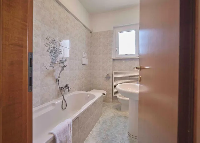 Mit Seeblick Und Privatem Garten By Interhome Vakantiehuis Bardolino