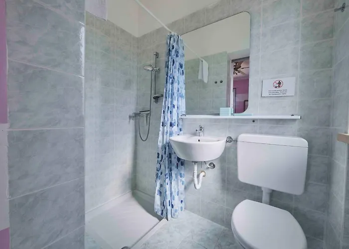 Mit Seeblick Und Privatem Garten By Interhome Vakantiehuis