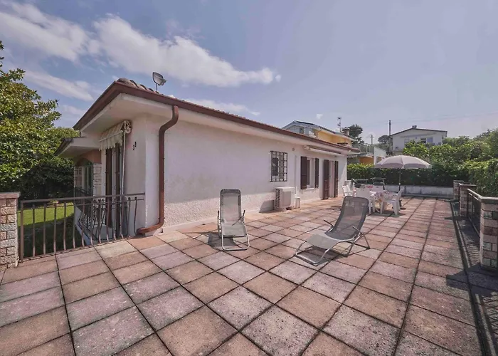 Mit Seeblick Und Privatem Garten By Interhome Vakantiehuis