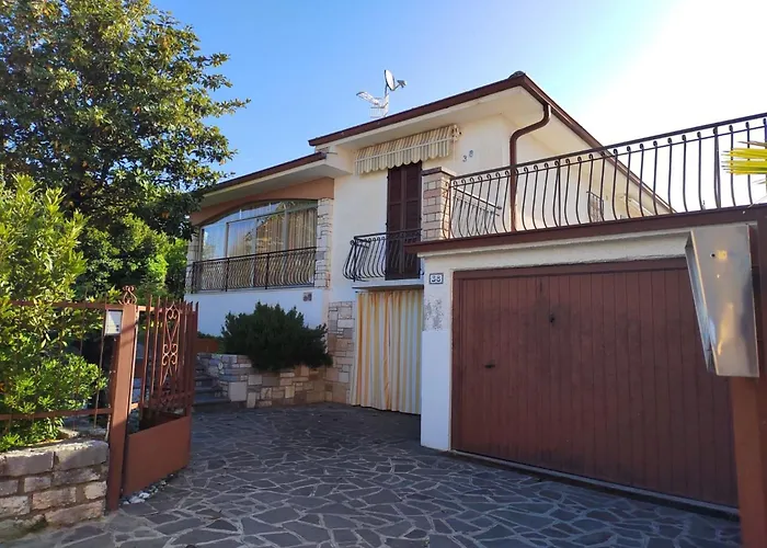 Mit Seeblick Und Privatem Garten By Interhome Vakantiehuis